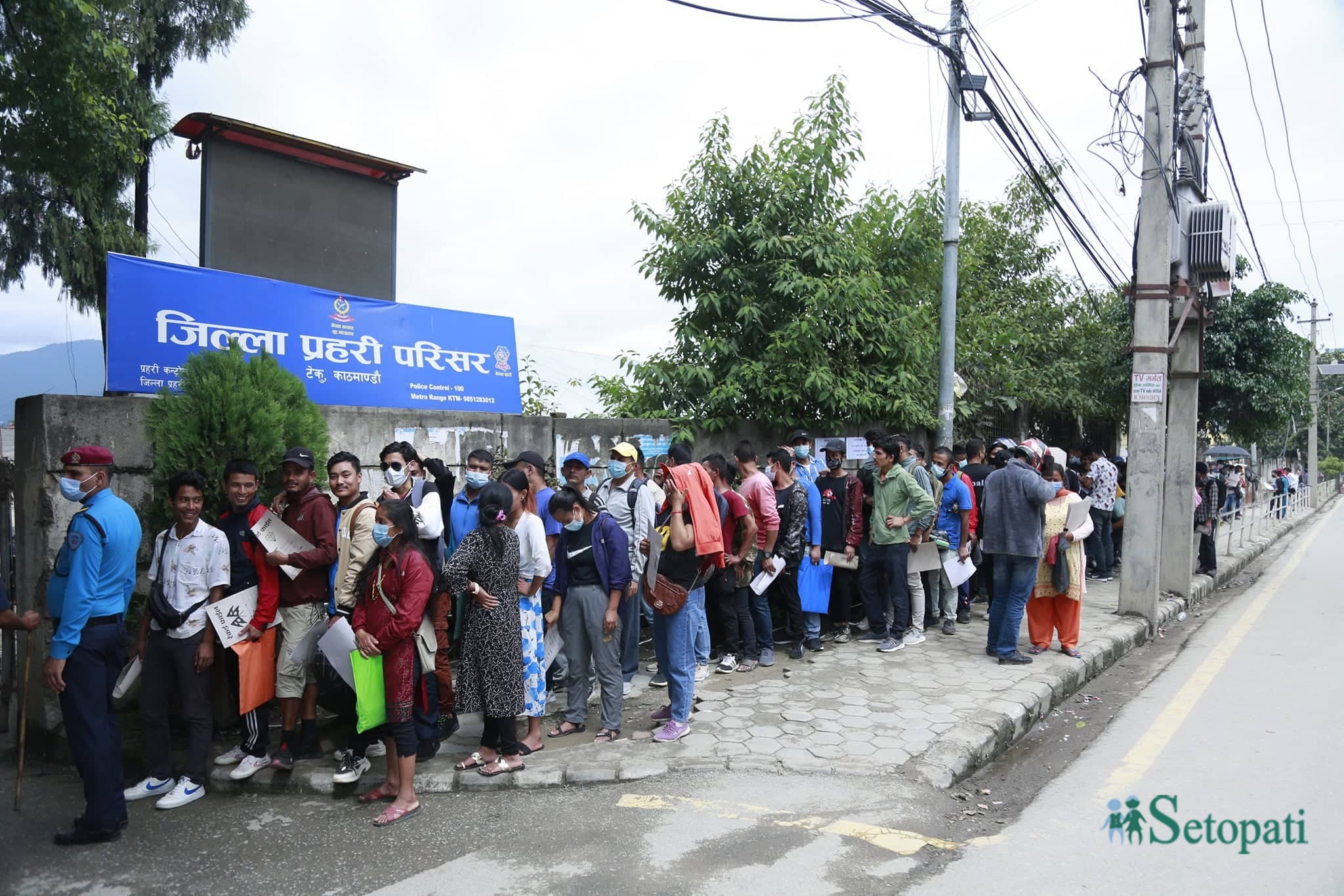 बिहीबार म्यादी प्रहरीमा आवदेन दिनेको लाइन। तस्बिरः नवीनबाबु गुरुङ/सेतोपाटी